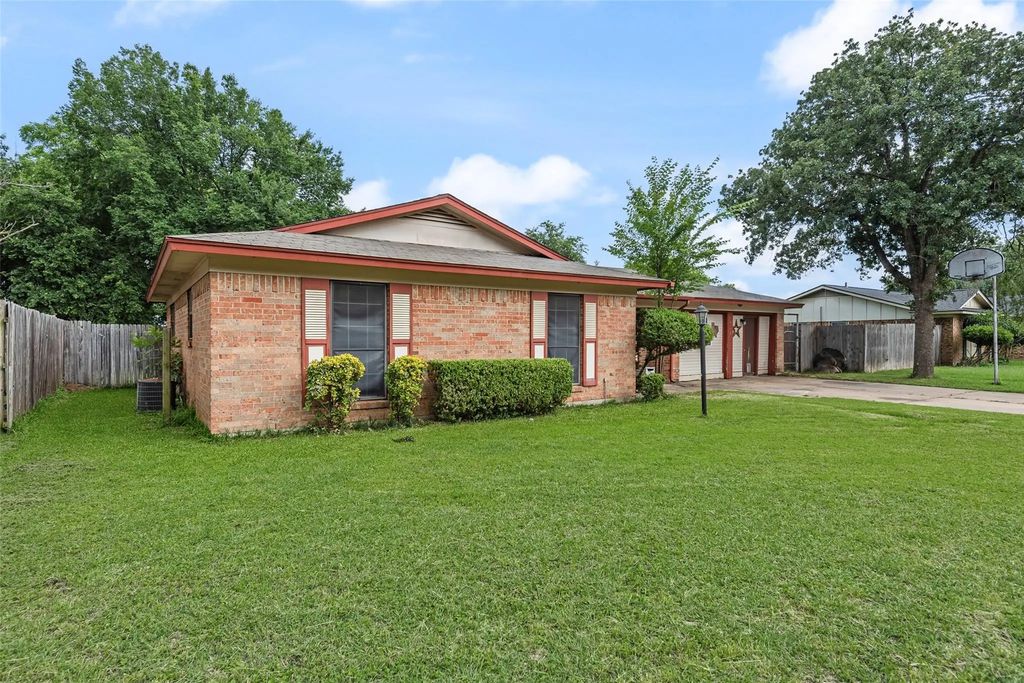 657 Sue Ann Lane, Burleson