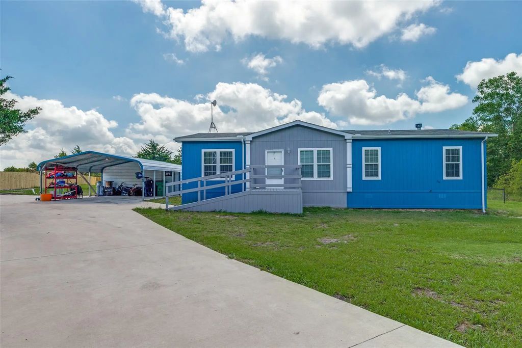 9147 County Road 1143, Leonard