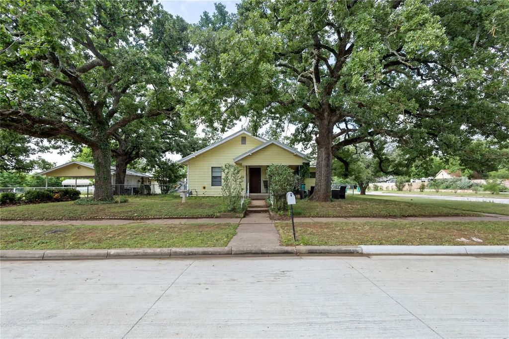 612 W Moss Street, Eastland