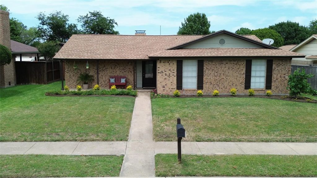 2137 Village Green Drive, Garland
