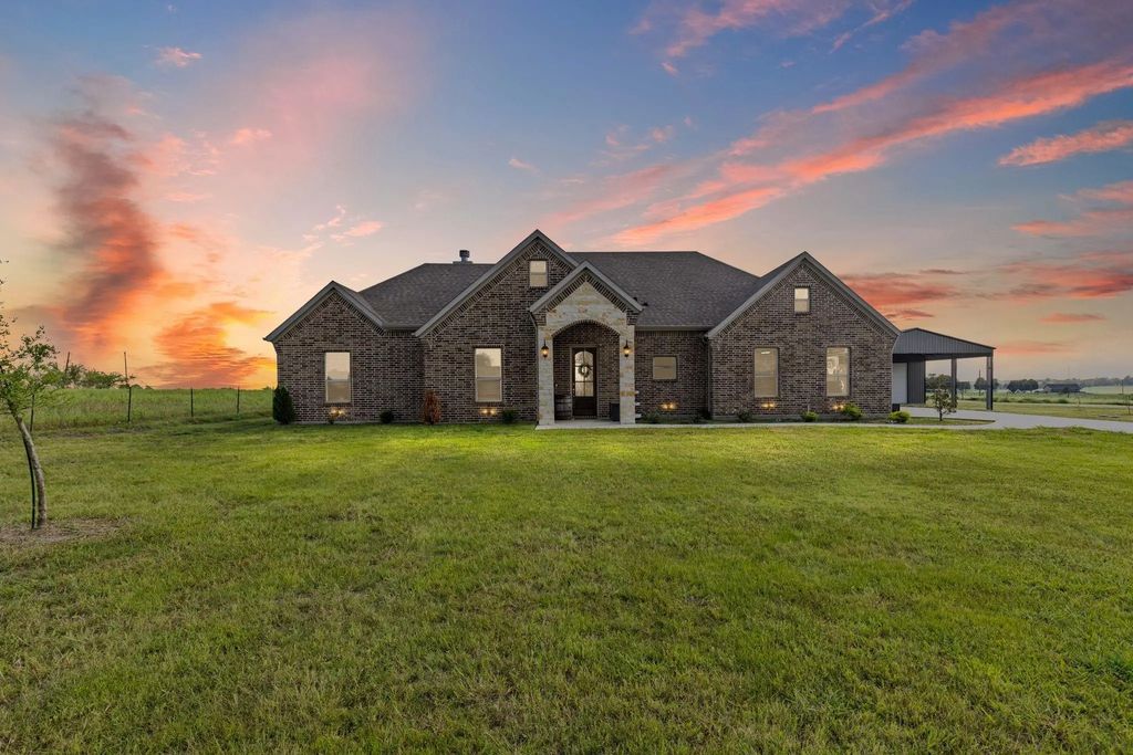 1094 County Road 4850, Leonard