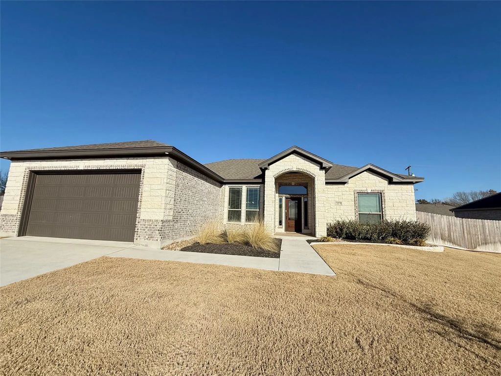 203 Lasso Loop, Lorena