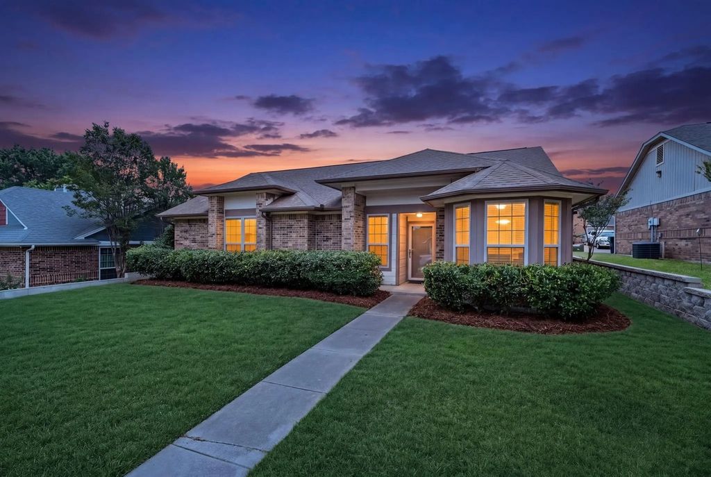 2726 Collins Boulevard, Garland