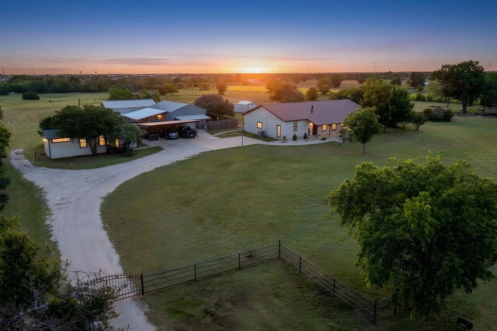 2112 N County Road 810, Alvarado