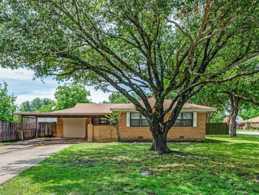 221 Leighton Drive, Terrell