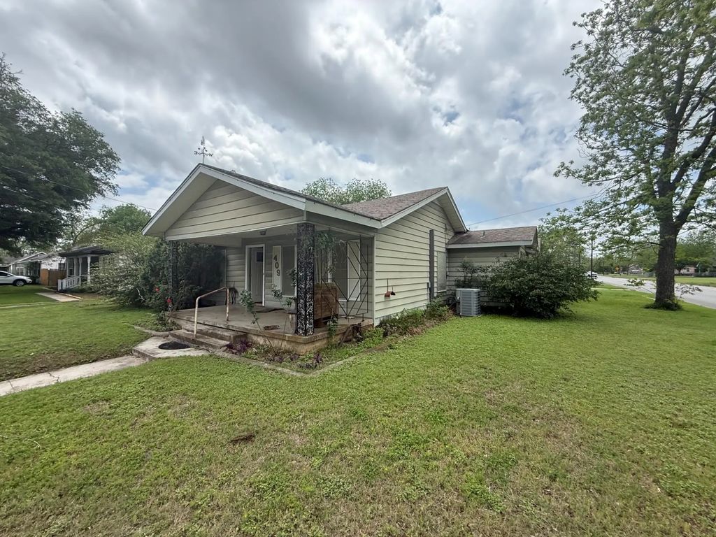 409 Dixon Street, Cleburne
