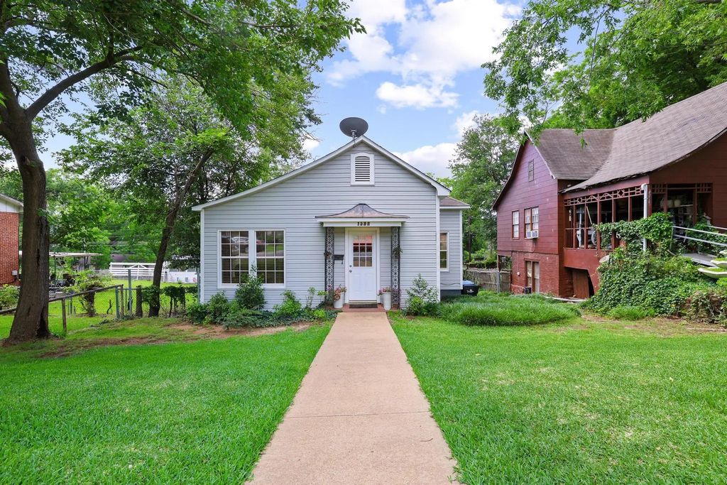 1322 W Chestnut Street, Denison