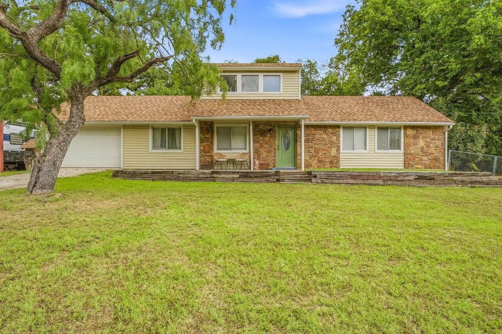 2916 Waterwood Drive, Granbury