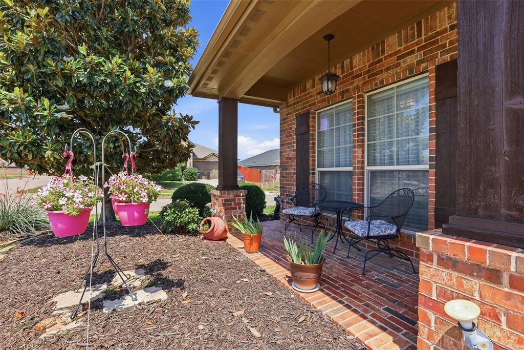 436 Millbrook Lane, Fort Worth