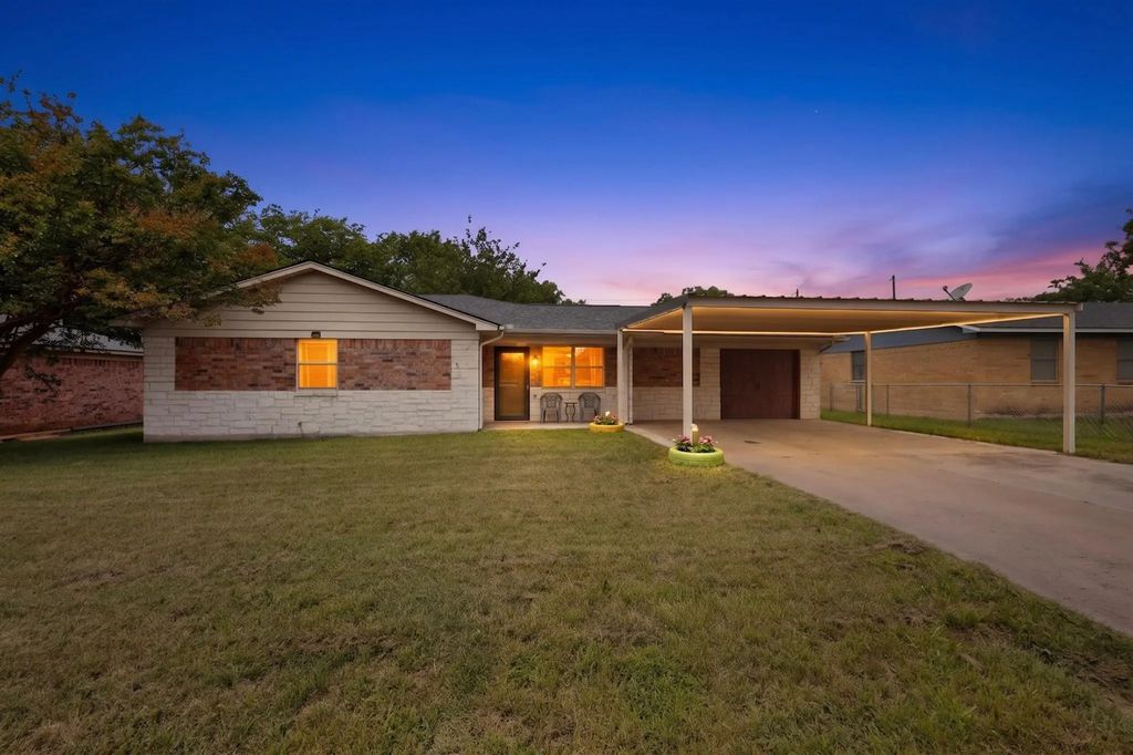 321 Redbud Street, Rhome