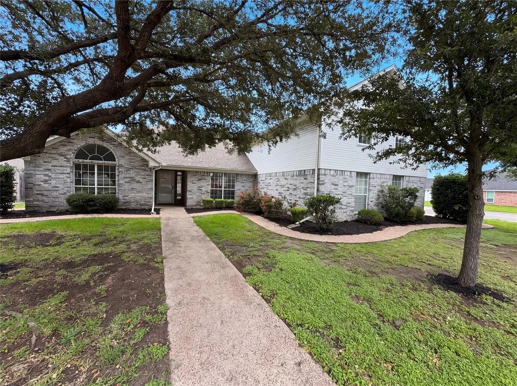 1226 Oakmanor Circle, Hewitt
