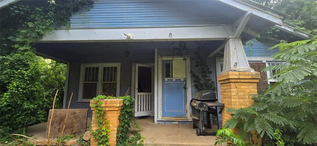 1008 San Augustine Street, Center