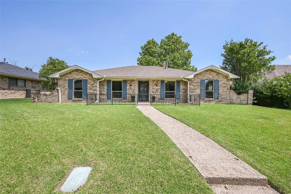 1913 Middle Glen Drive, Carrollton