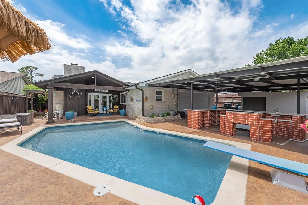 1911 White Rose Lane, Carrollton