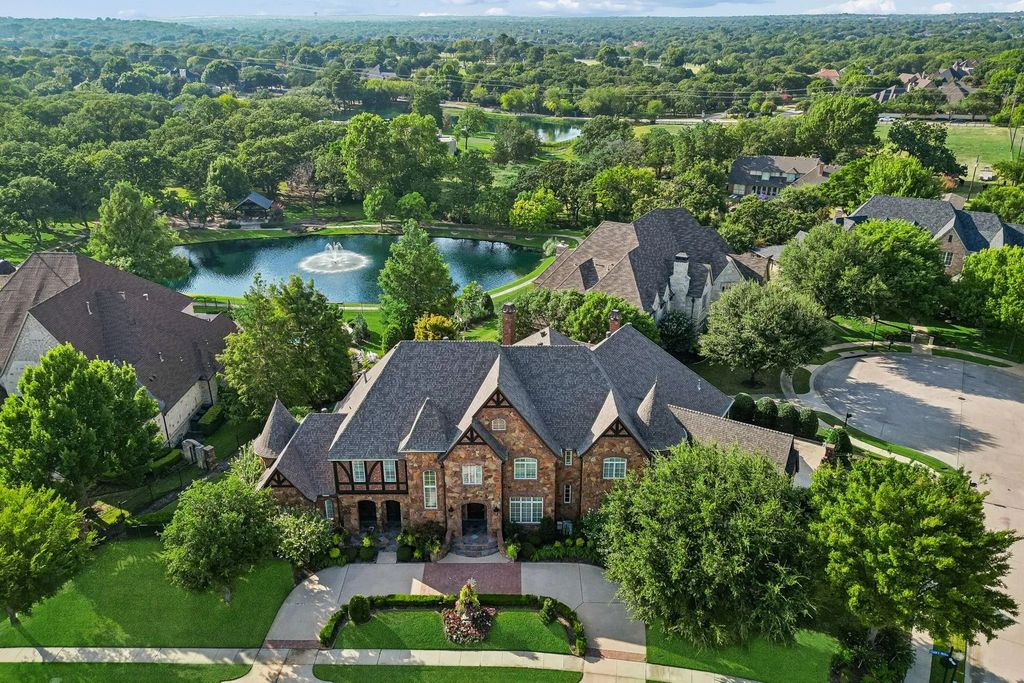 6900 King Charles Court, Colleyville
