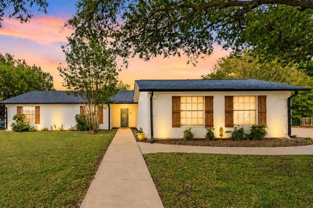 308 Texas Avenue, Hewitt