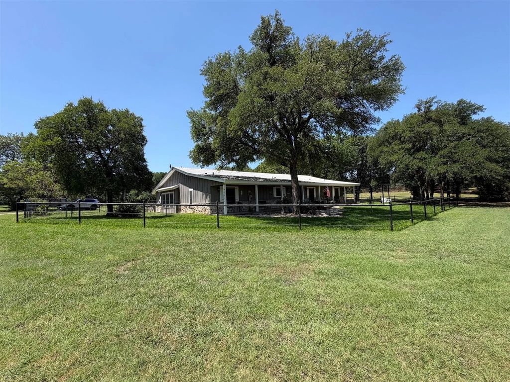 7085 Red Bud Lane, Fort Worth