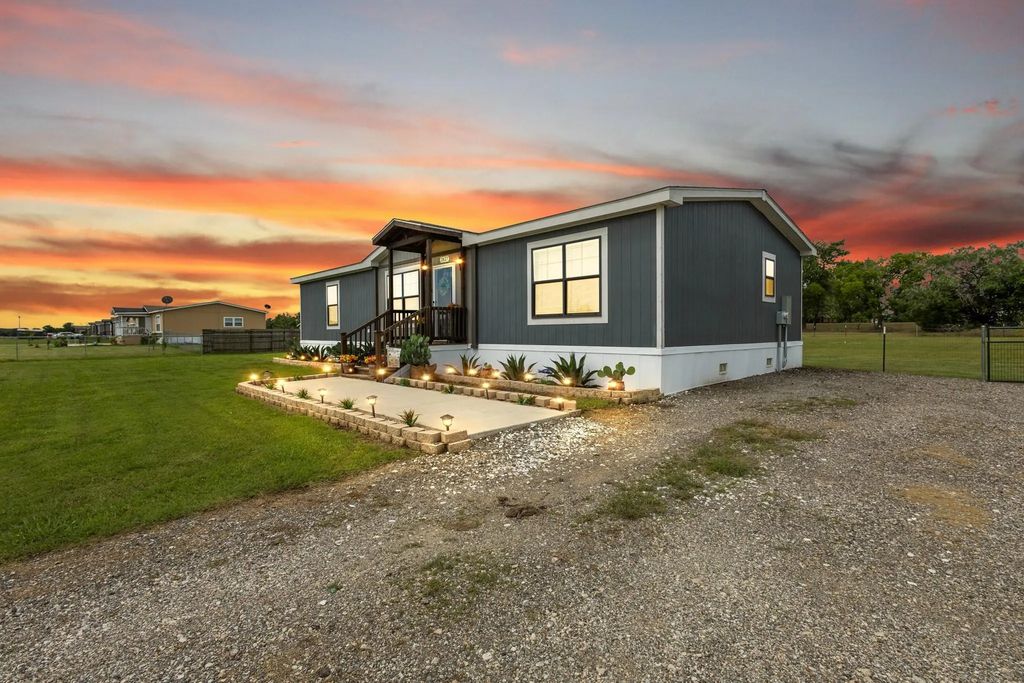 2827 Grays Prairie Lane, Scurry