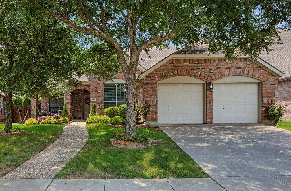 225 Red Bluff Drive, Hickory Creek