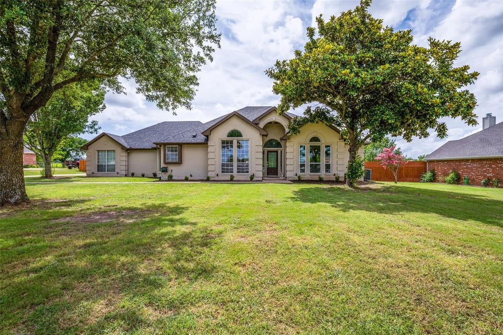 1320 E Highland Road, Waxahachie