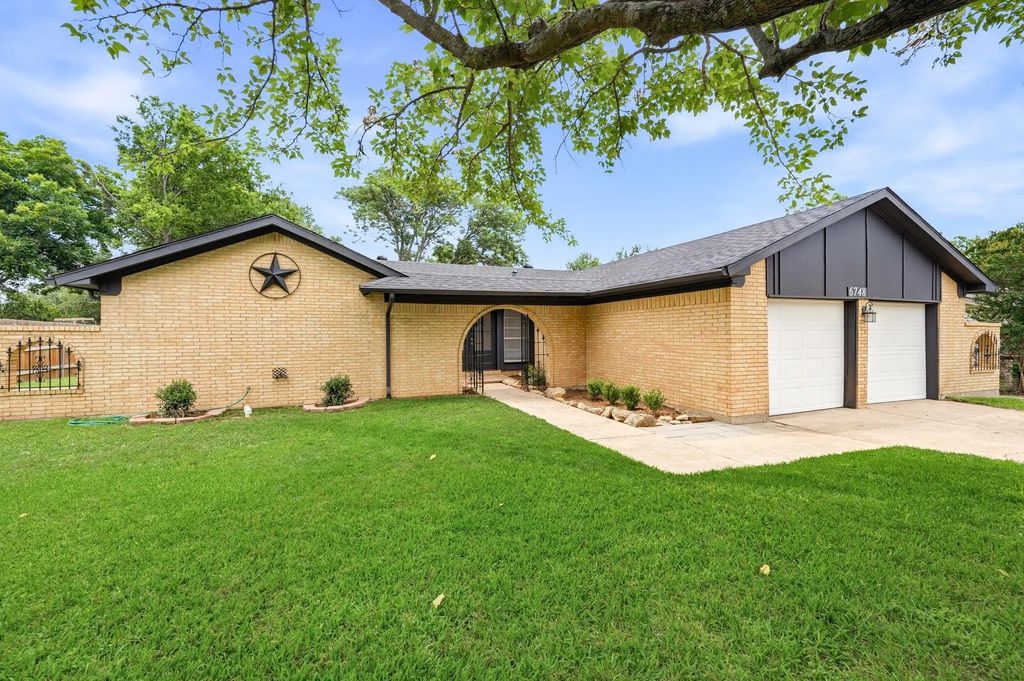 6748 Greenacres Drive, North Richland Hills