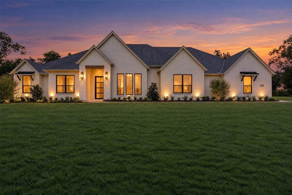 1130 E Landings N, Granbury