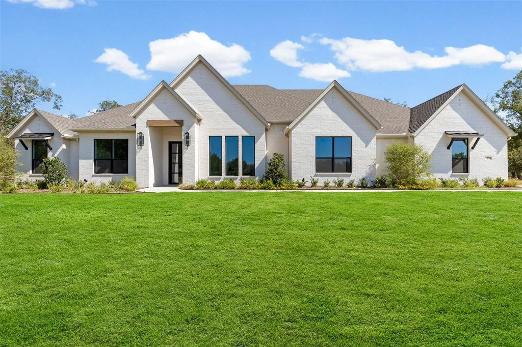 1130 E Landings N, Granbury