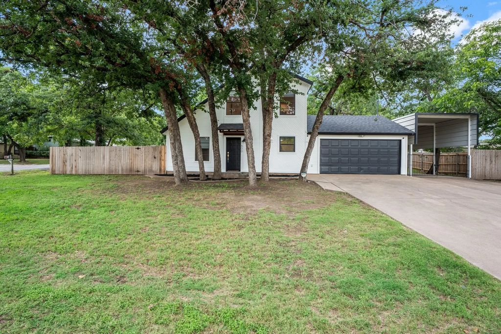 600 Lost Trail, Granbury