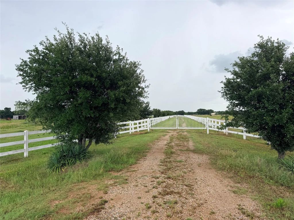 6832 Fm 2931, Aubrey