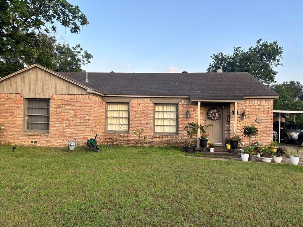 1508 E Texas Avenue, Mart