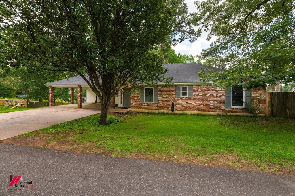 1605 Top Bluff Lane, Shreveport