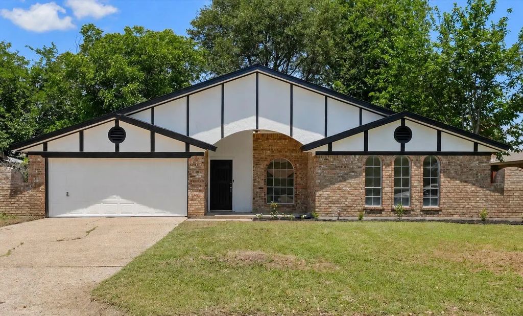 2004 Pebblecreek Drive, Cleburne