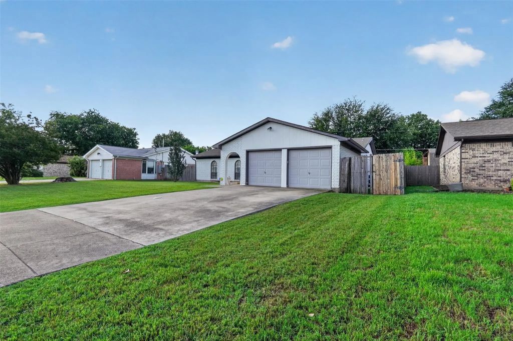 1212 Manning Street, Benbrook