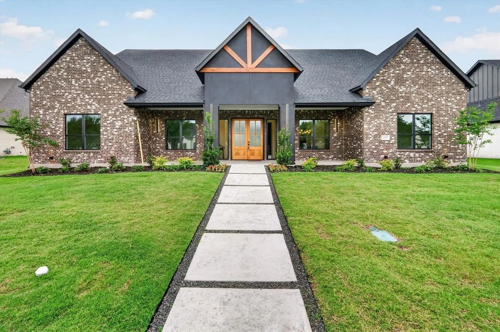 1009 Devonshire Drive S, Forney
