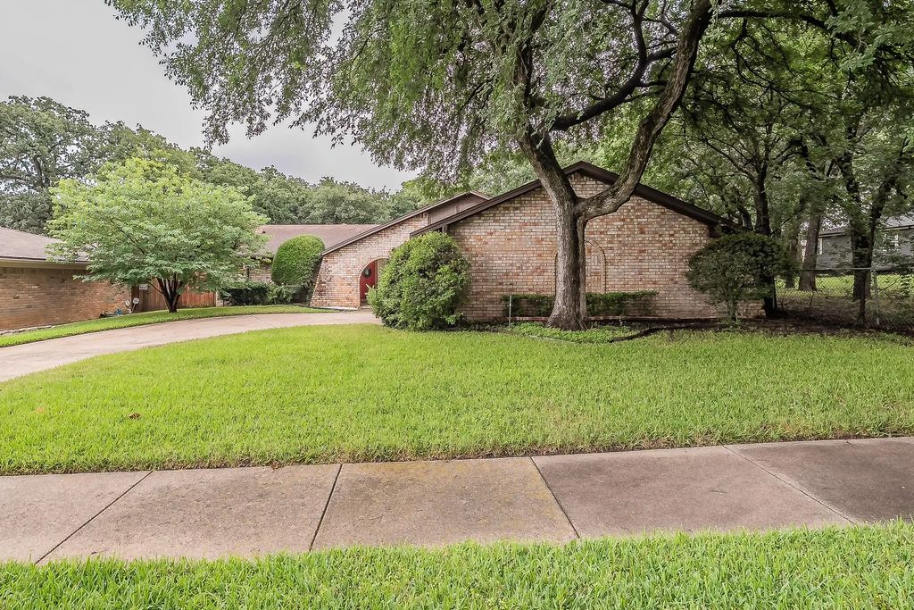 608 Sandlin Drive, Bedford