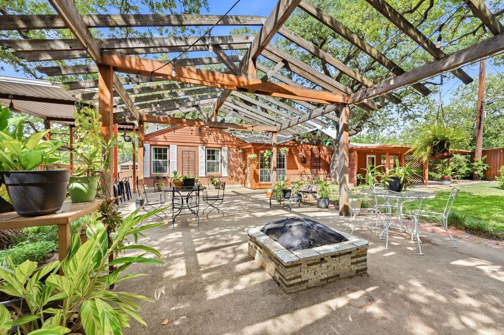 2012 W Lotus Avenue, Fort Worth