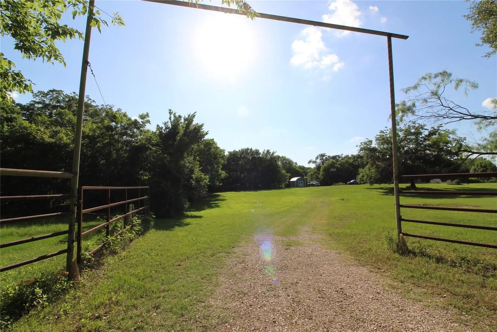 19470 County Road 4072, Kemp