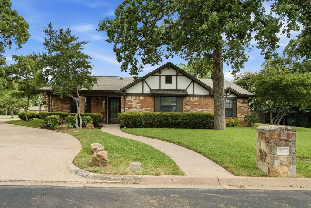 521 W Louella Drive, Hurst