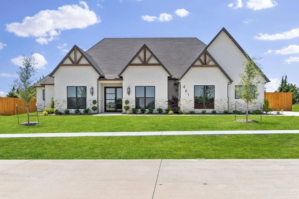 461 Whispering Way, Red Oak