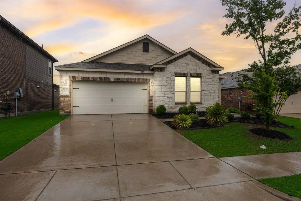 2520 Walker Avenue, Aubrey