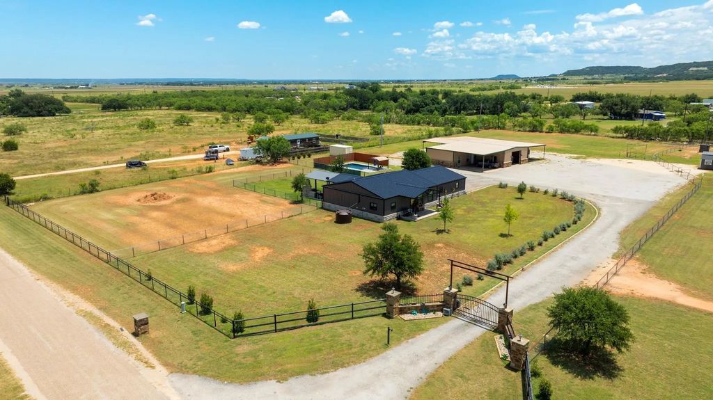 625 County Road 274, Tuscola