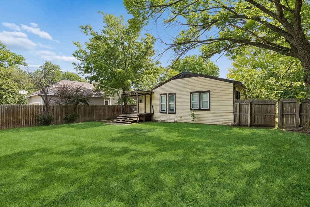 1120 S Pine Street, Grapevine