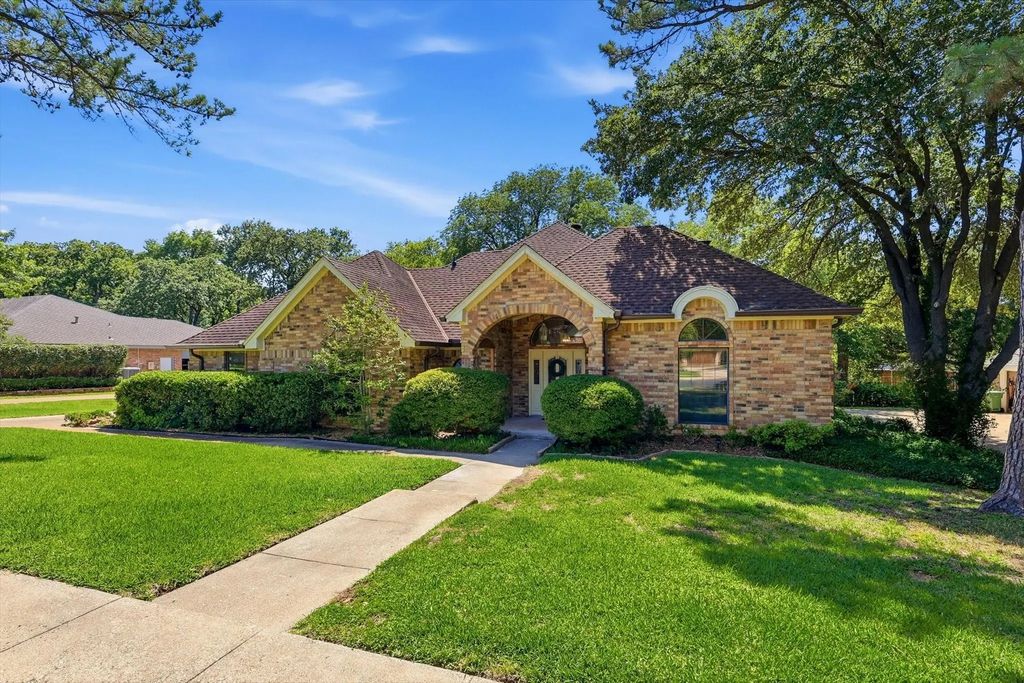 3813 Cambridge Circle W, Bedford