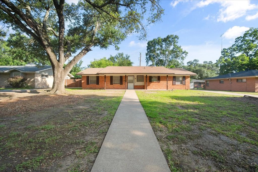 1102 Oaklawn Drive, Corsicana