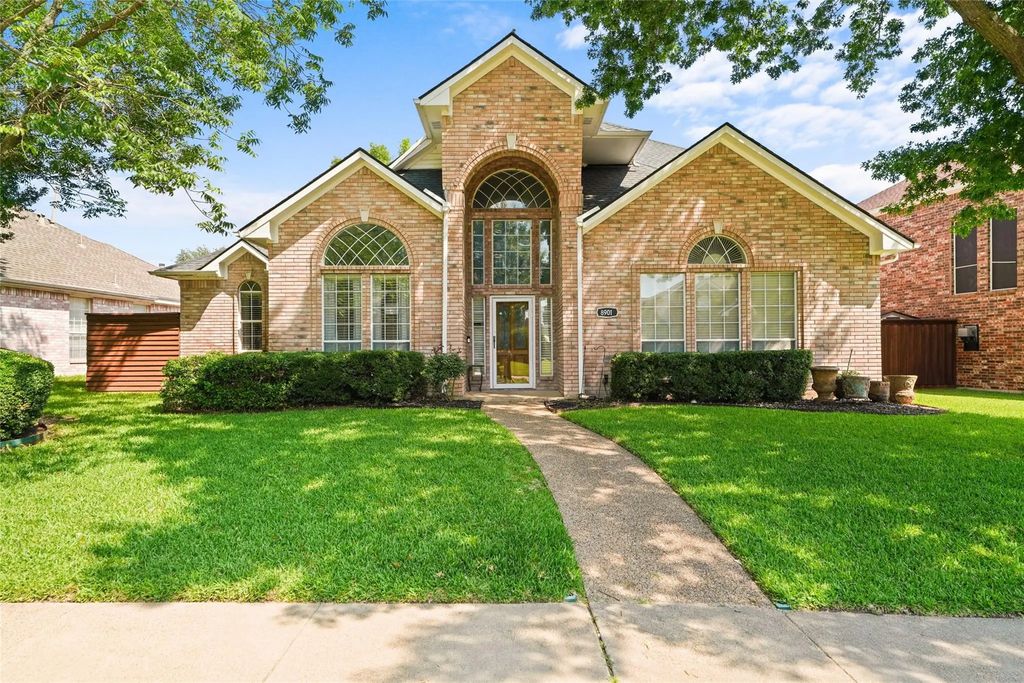 8901 Lakepointe Avenue, Rowlett