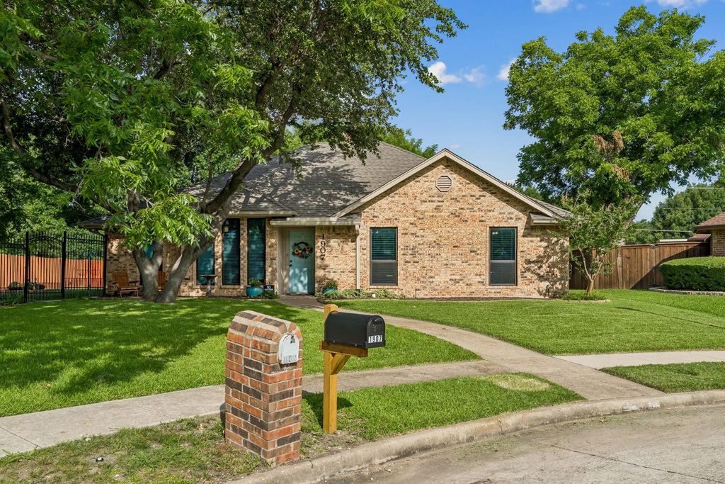 1907 Lansdown Court, Carrollton
