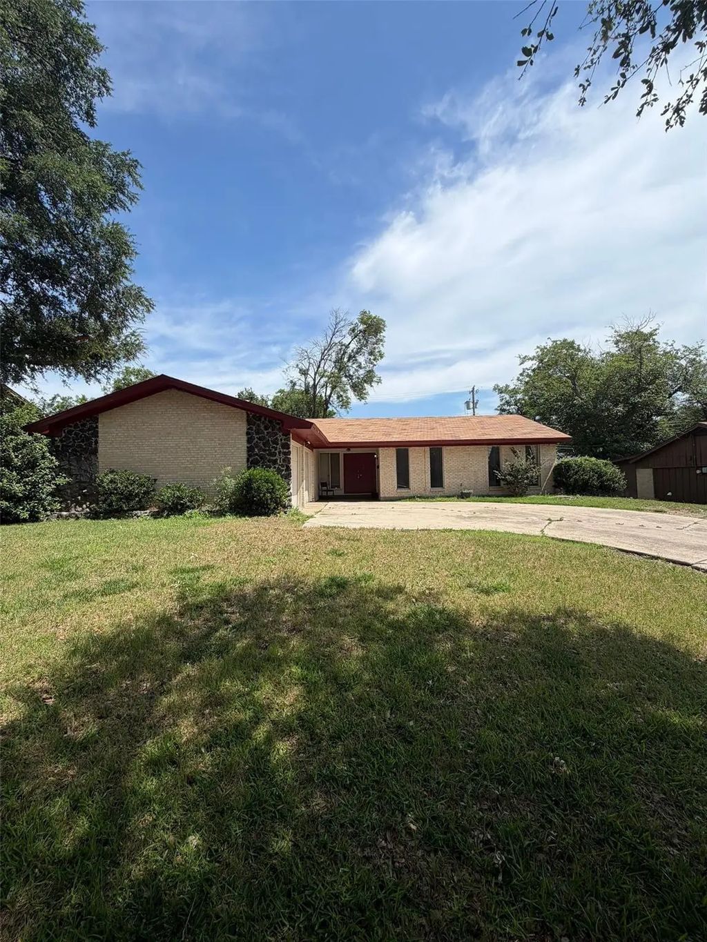 8012 Chapin Road, Benbrook