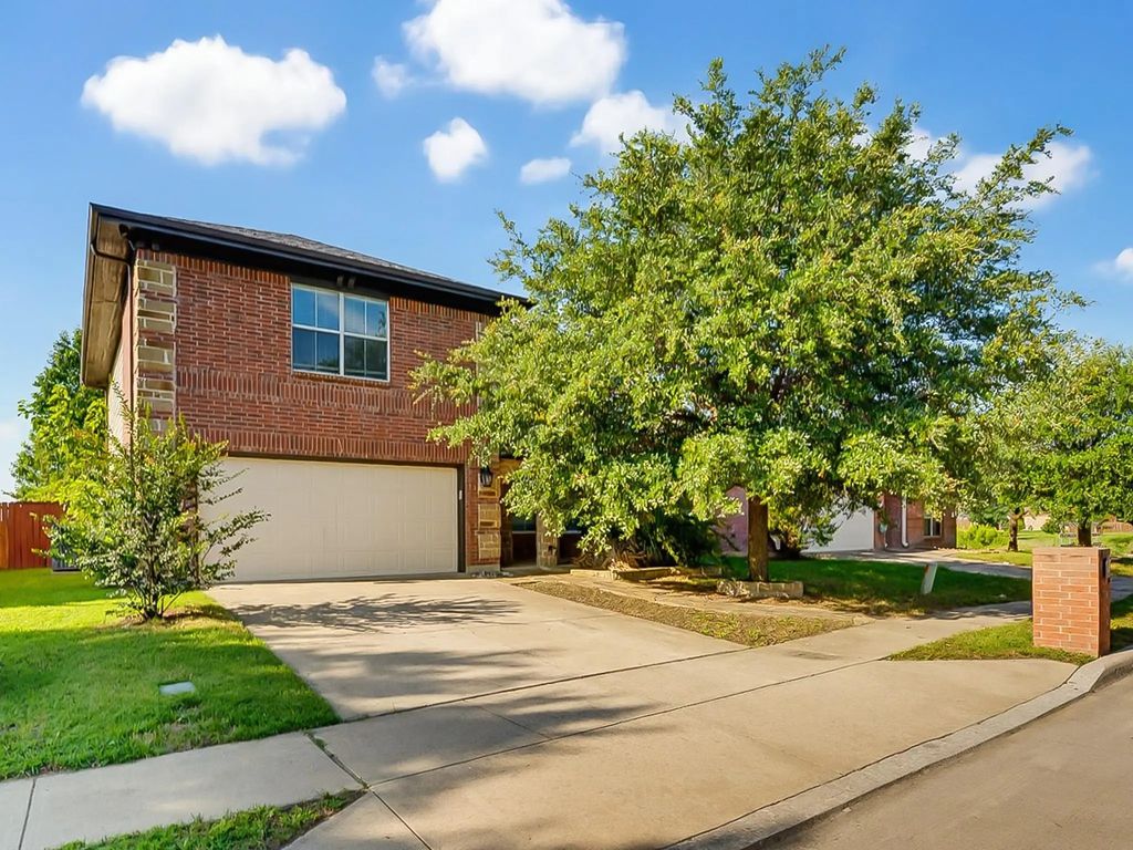 345 Chalkstone Drive, Fort Worth