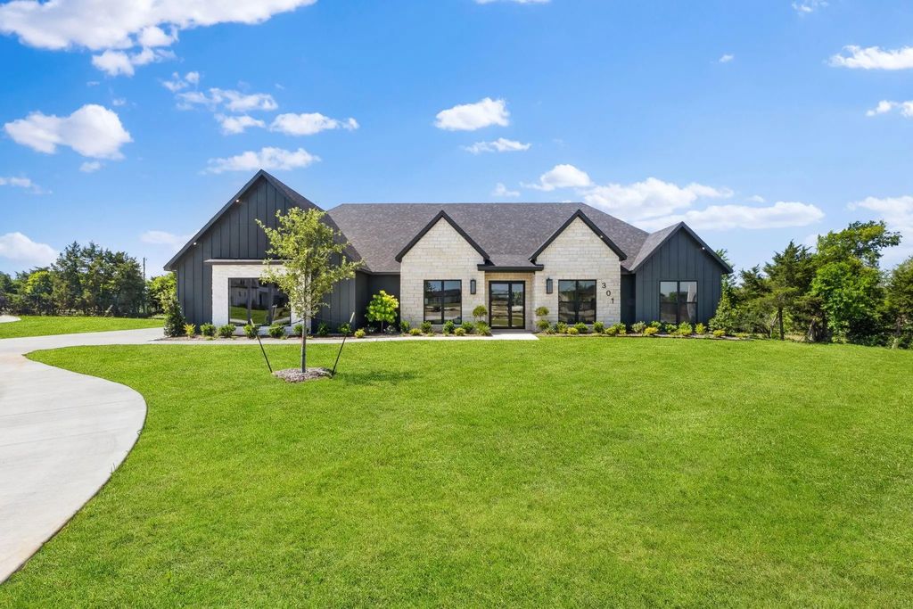 301 Whispering Way, Red Oak
