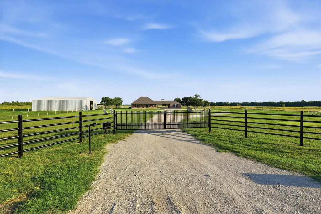 2500 County Road 332, Era